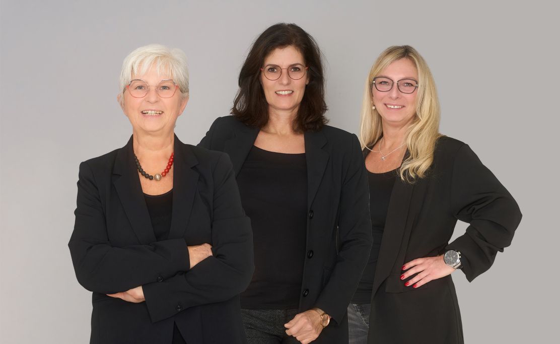 Kontaktlinse auf einer Fingerkuppe